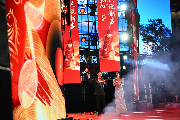 星光映南屏，歌